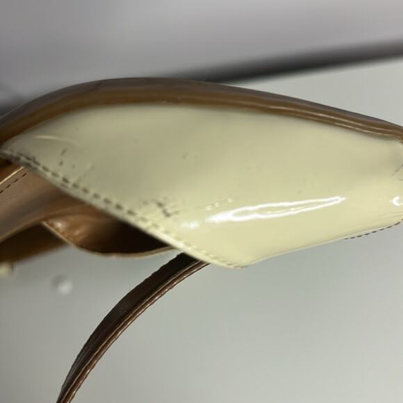 Tahari Betsy T- strap Patent Leather Sandal size 9.5 Cream and Tan GUC - Picture 5 of 9